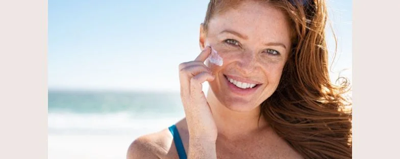 Cosa sono le scottature solari, quali rischi comportano e i consigli del dermatologo