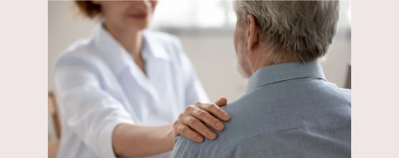 Solitudine estiva negli anziani: i rischi e come affrontarla