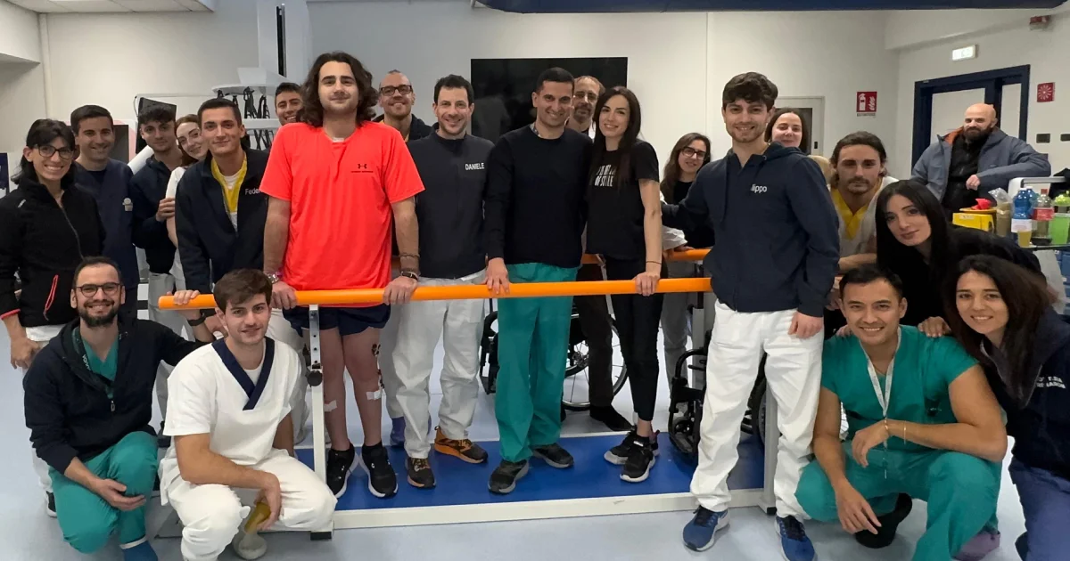 4 persone con lesione midollare completa tornano a camminare grazie alla neurostimolazione controllata dal movimento del tronco