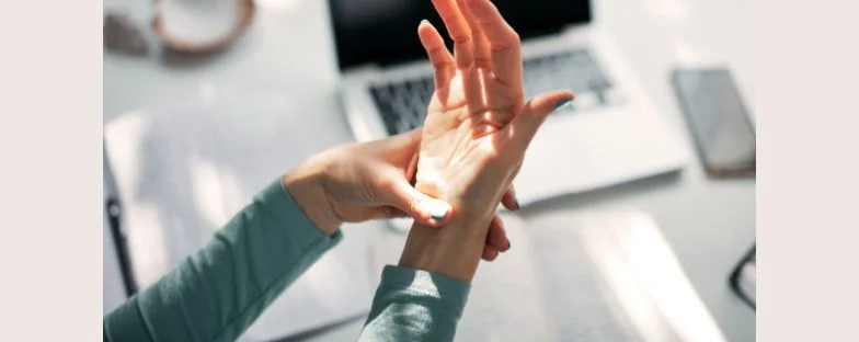 Tendinite da mouse e smartphone: consigli pratici, esercizi e azioni quotidiane per prevenirla 