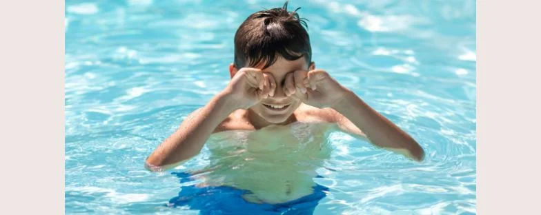 Occhi irritati dopo mare e piscina: quando rivolgersi all’oculista