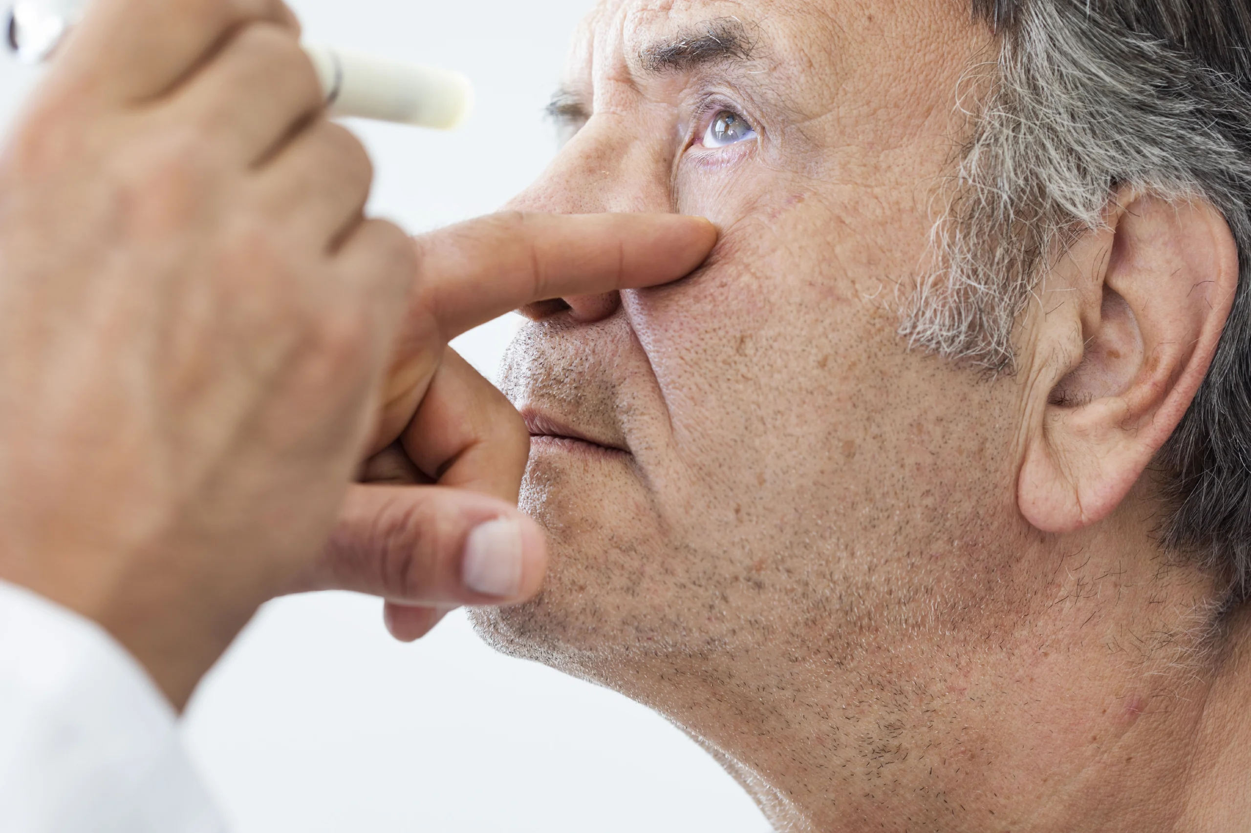 Distacco di retina: come si manifesta e quando ricorrere all’intervento chirurgico