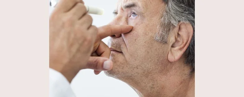 Distacco di retina: come si manifesta e quando ricorrere all’intervento chirurgico